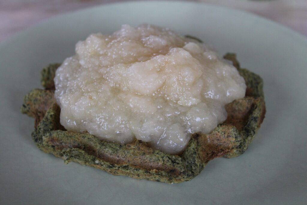 Spinatvaffel med æblegrød