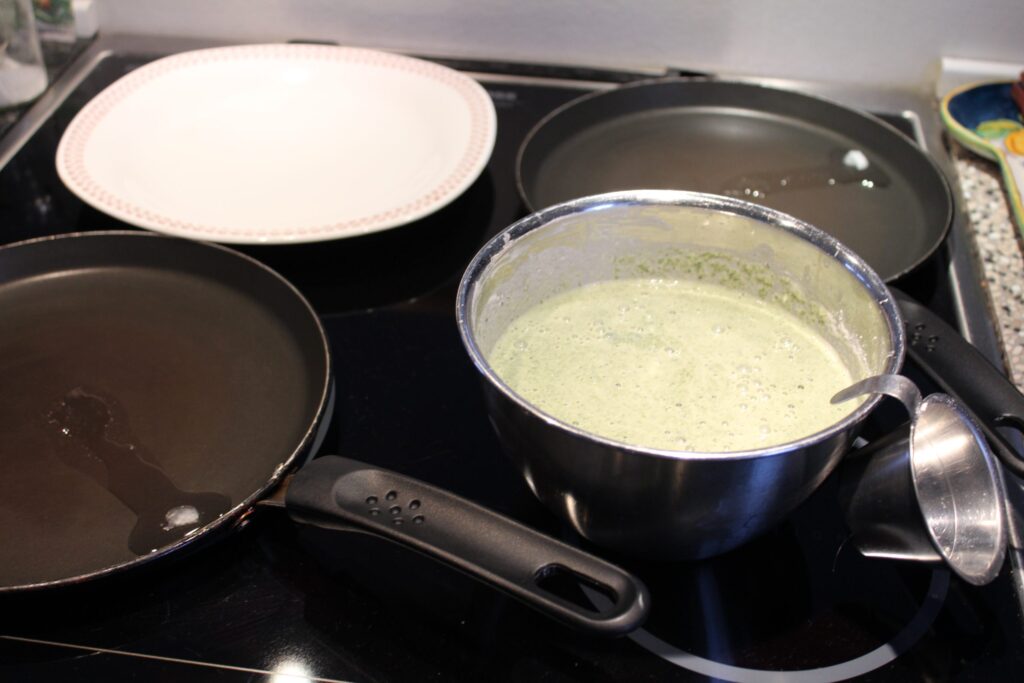 Bagning af spinatpandekager