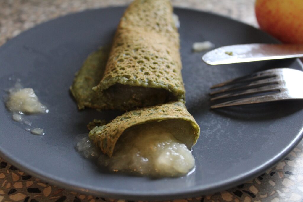 spinatpandekage med æblegrød