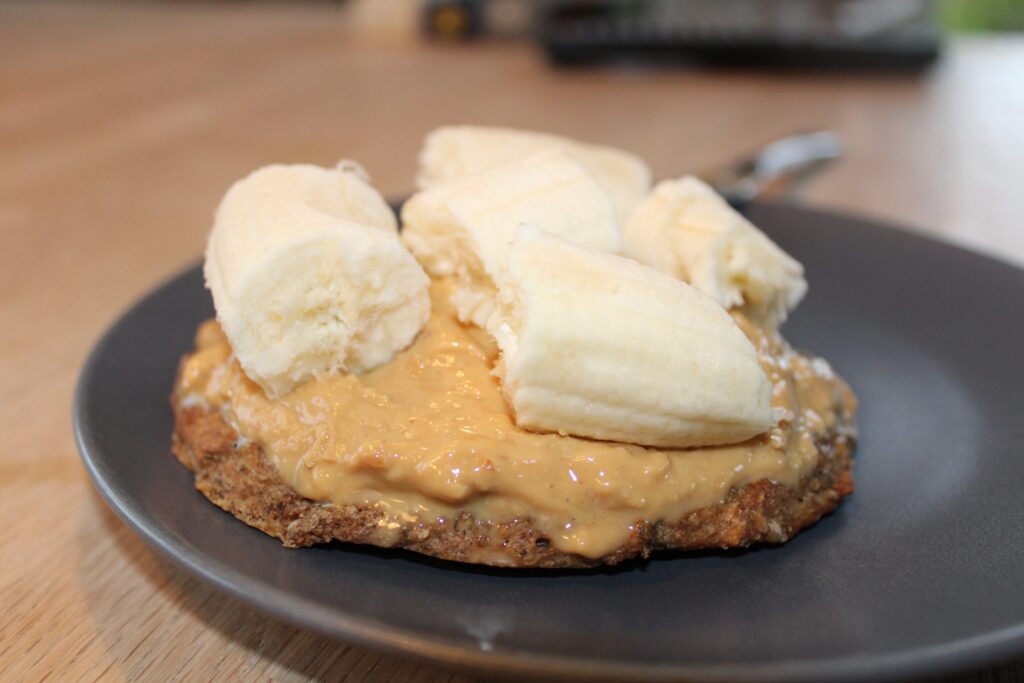 Rugfladrød med peanutbutter og banan