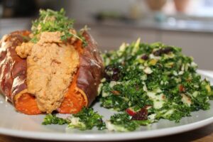 Grønkålssalat serveret til bagt sød kartoffel