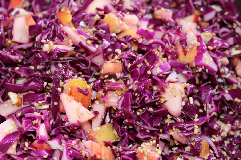 Rød spidskålssalat med æbler, sesam og mandler