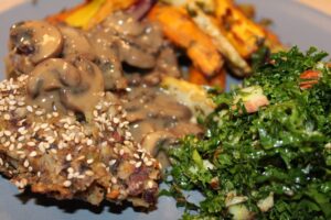 Grønkålssalat serveret til vegansk mandelsteg