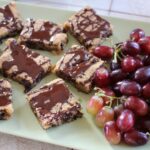 Chokoladeblondie med valnødder og røde vindruer