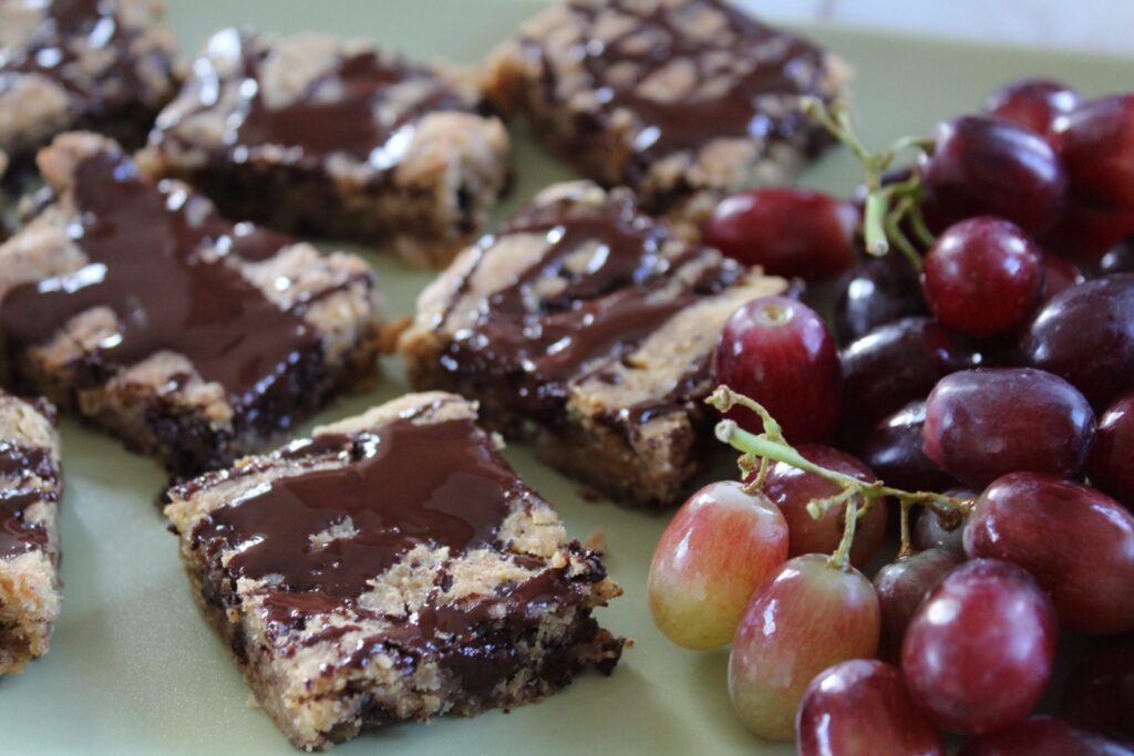 Chokoladeblondie med valnødder og røde vindruer