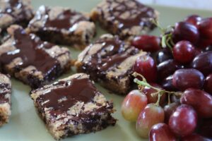 Chokoladeblondie med valnødder og røde vindruer