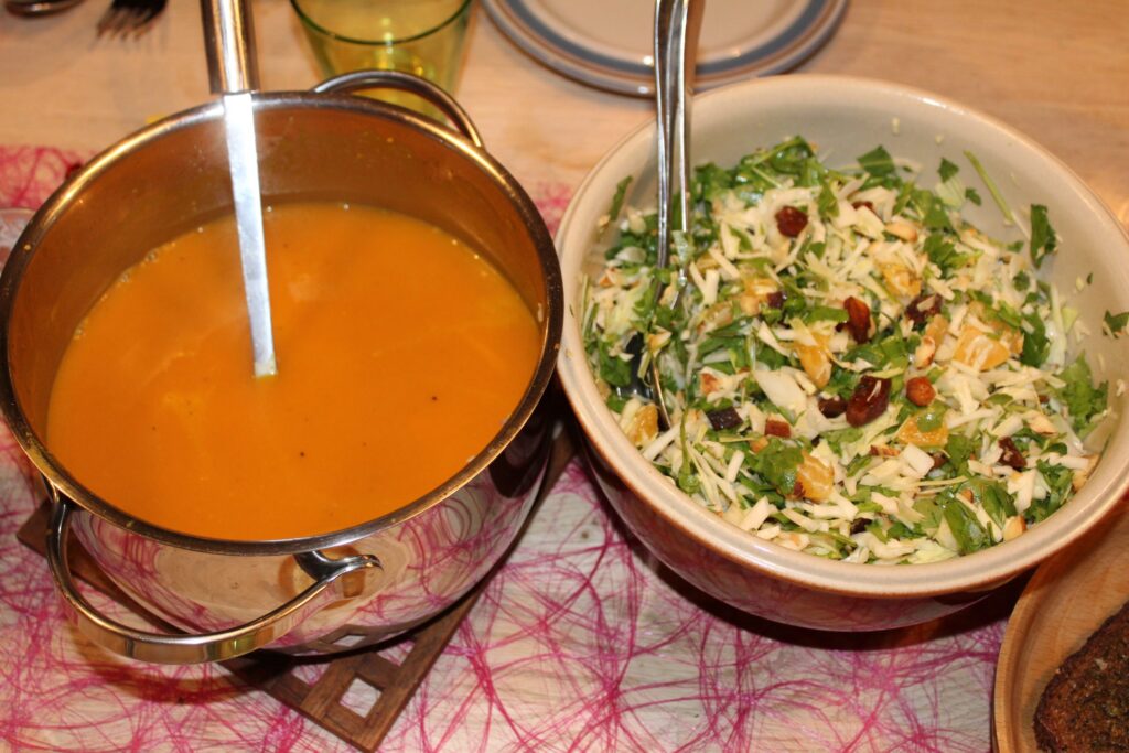 Hokkaidosuppe og hvidkålssalat