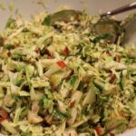 Spidskålssalat med æbler, mandler og sesam