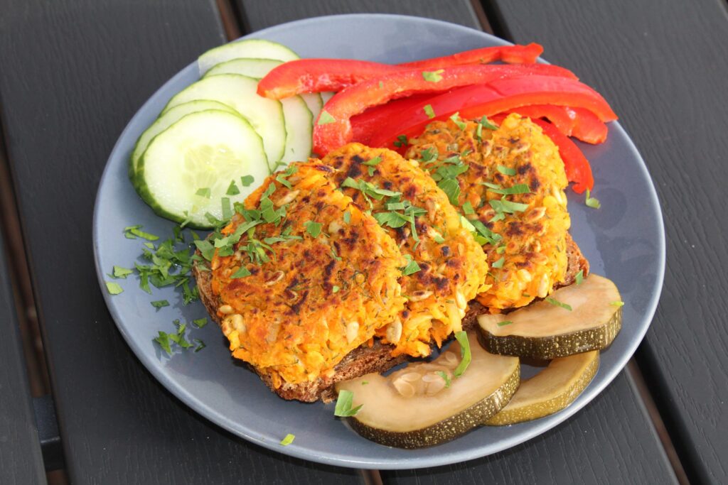 Rugbrødsmad med veganske gulerodsfrikadeller