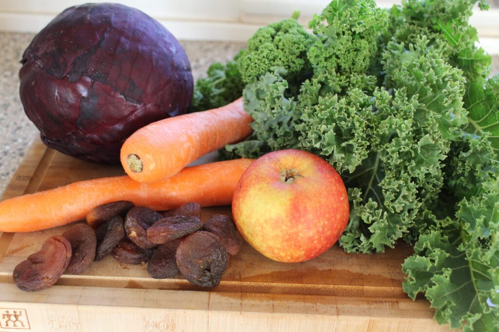 Ingredienser til grønkåls-rødkålssalat