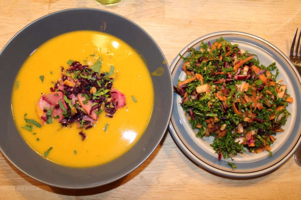 Grønkåls-rødkålssalat og hokkaidosuppe