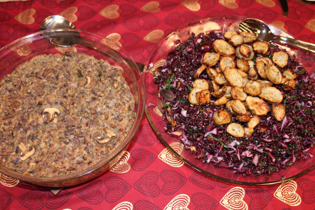 Svampe-nøddepaté og salat med sorte ris og jordskokke