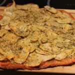 Julepizza med rødbedejsbund og jordkokker