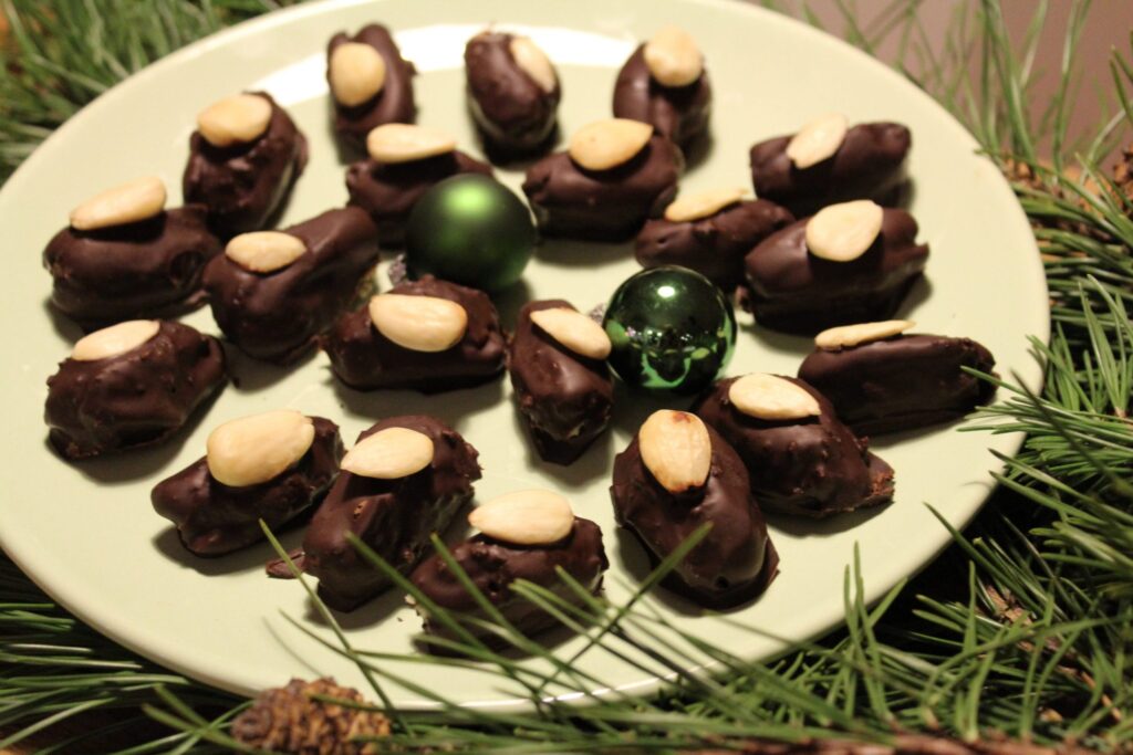 Dadler med marcipan og chokolade