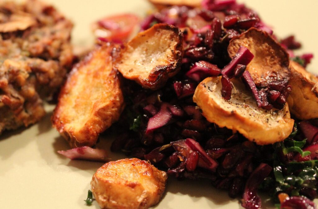 Salat med sorte ris og sprøde jordskokker