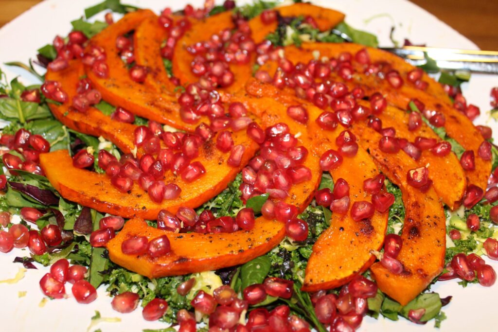 Salat med grønkål og bagt hokkaido