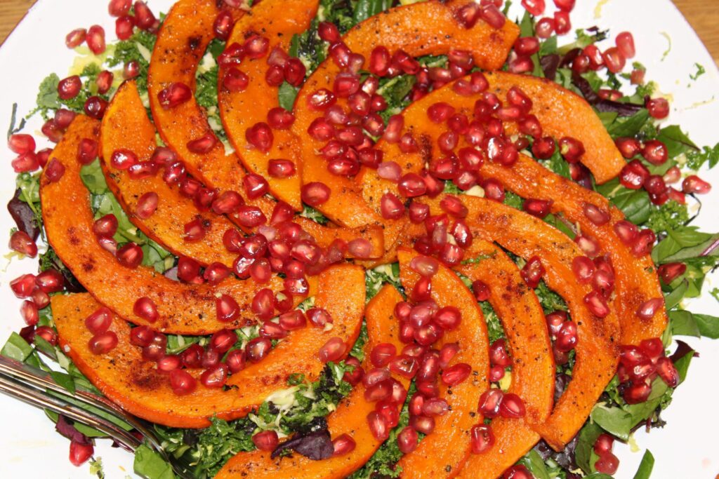 Salat med grønkål og bagt hokkaido