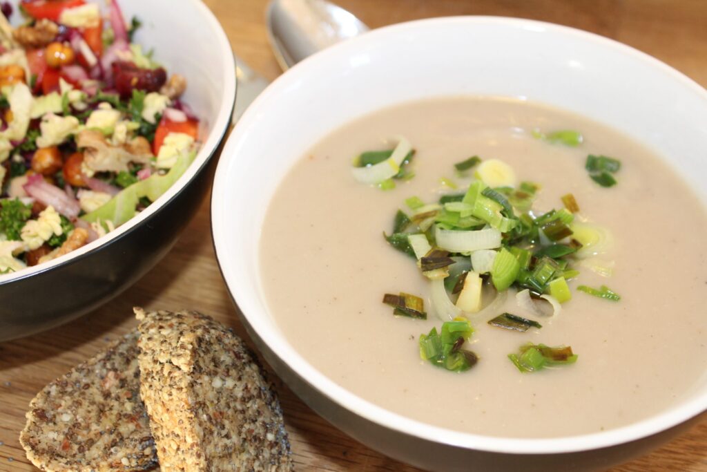 jordskokkesuppe med kikærtesalat