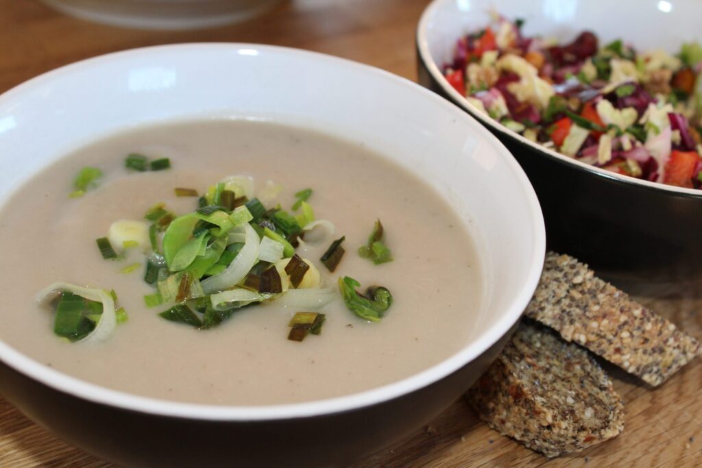 Jordskokkesuppe med porreknas