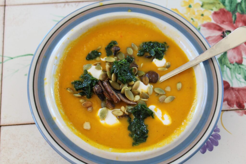 Vegansk gulerod-chili-suppe med umamidrys