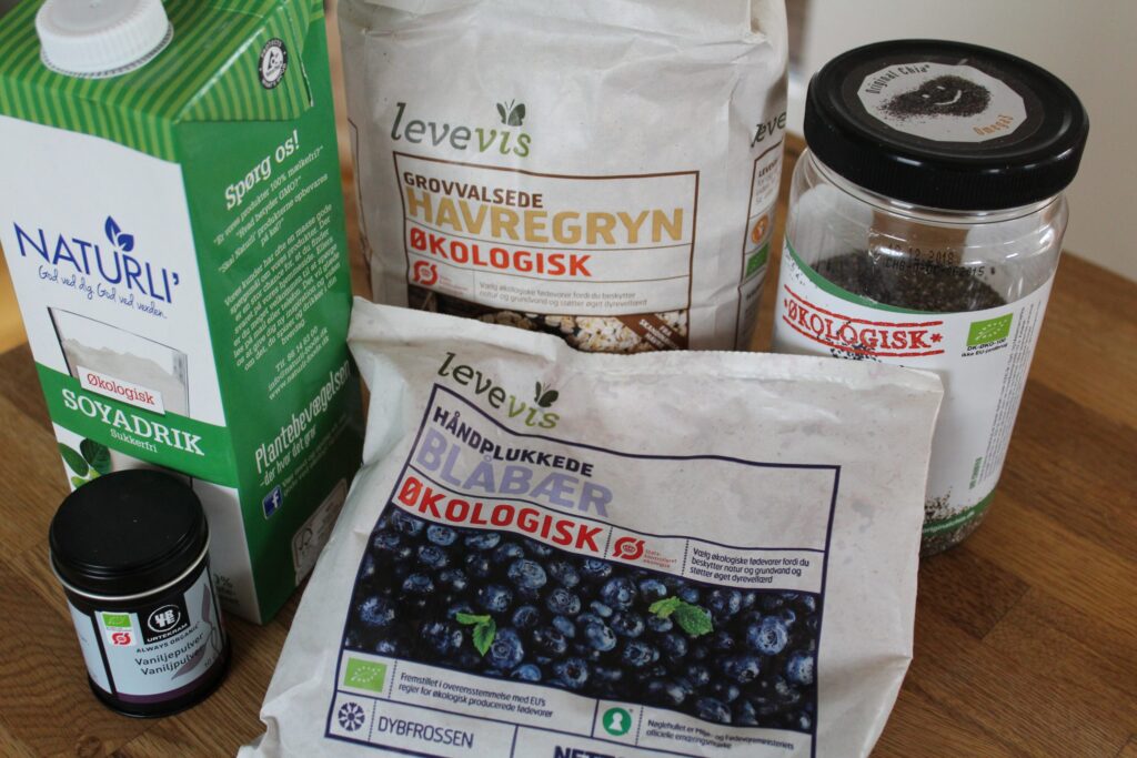 Ingredienser til udblødt havre med blåbær