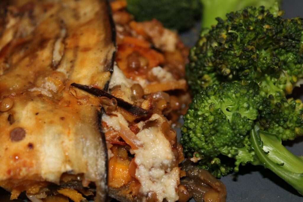 Vegansk musaka med søde kartofler og aubergine