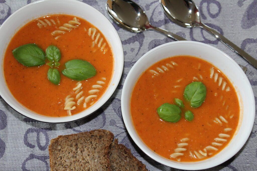 Tomatsuppe med hvide bønner og pasta