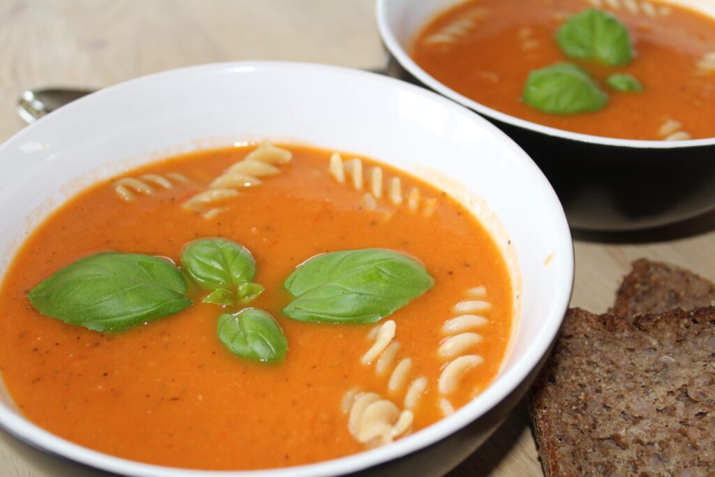 Tomatsuppe med hvide bønner og pasta