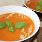 Tomatsuppe med hvide bønner og pasta