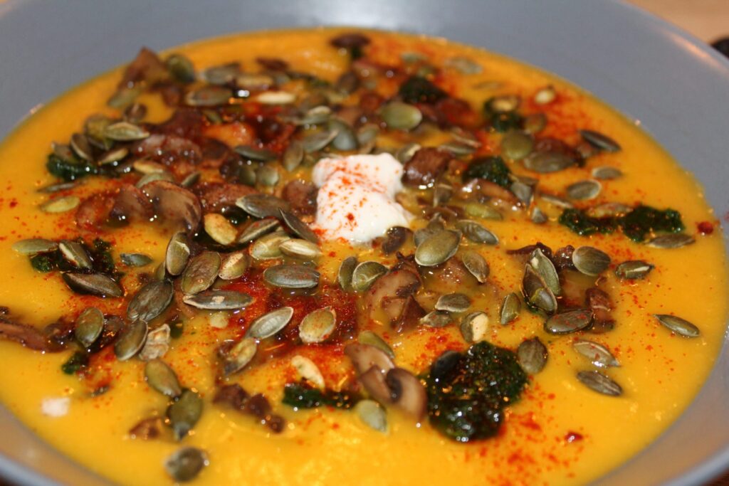 Vegansk gulerod-chili-suppe med umamidrys