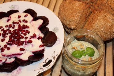 Rødbedesalat med peberodsdressing, friskbagt suppebrød og oliefri pesto