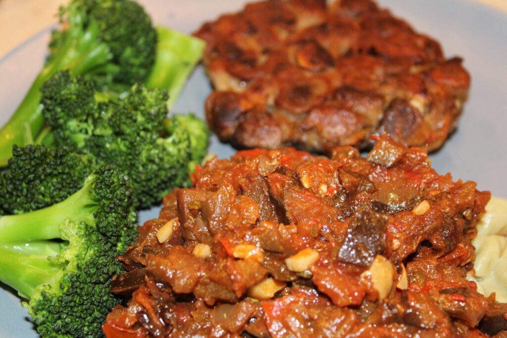 Aubergineratatouille med vegansk svampebøf, bønnepasta og dampet