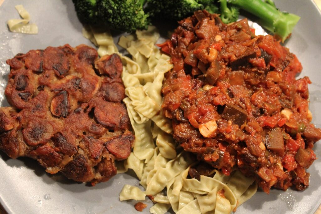 Aubergineratatouille med vegansk svampebøf, bønnepasta og dampet broccoli