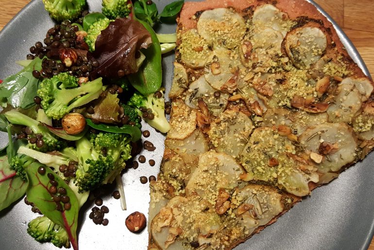 Lørdags aftensmad: Jordskokkepizza med broccoli-linsesalat