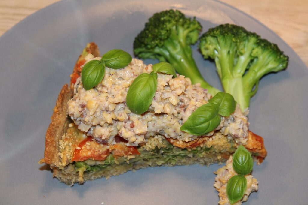 Vegansk ærtetærte toppet med vegansk tunsalat