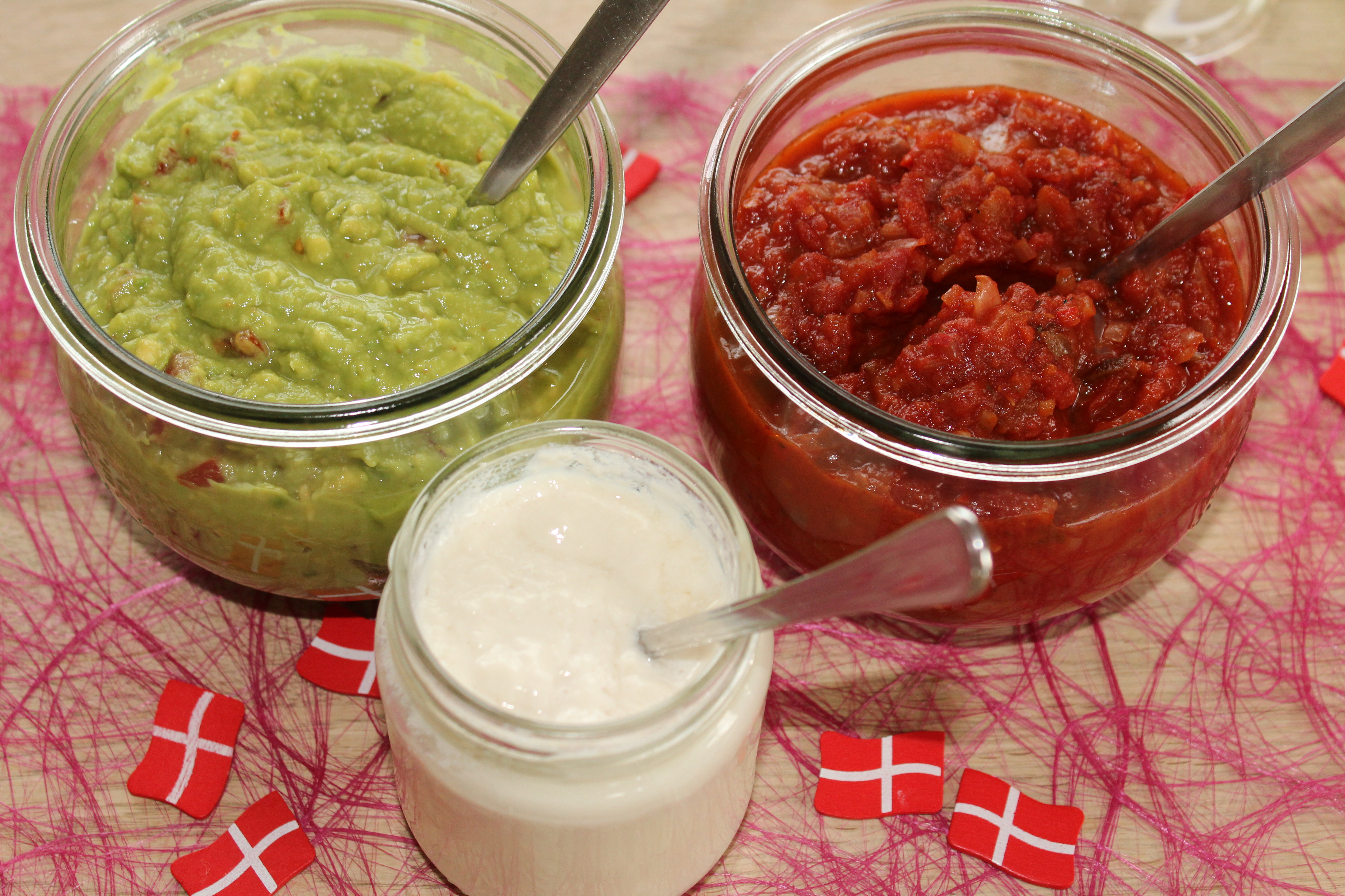 Tilbehør til nachos: Guacamole, tomatsalsa og sojayoghurt
