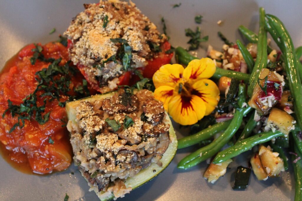 Vegansk farserede grøntsager med tomatsauce