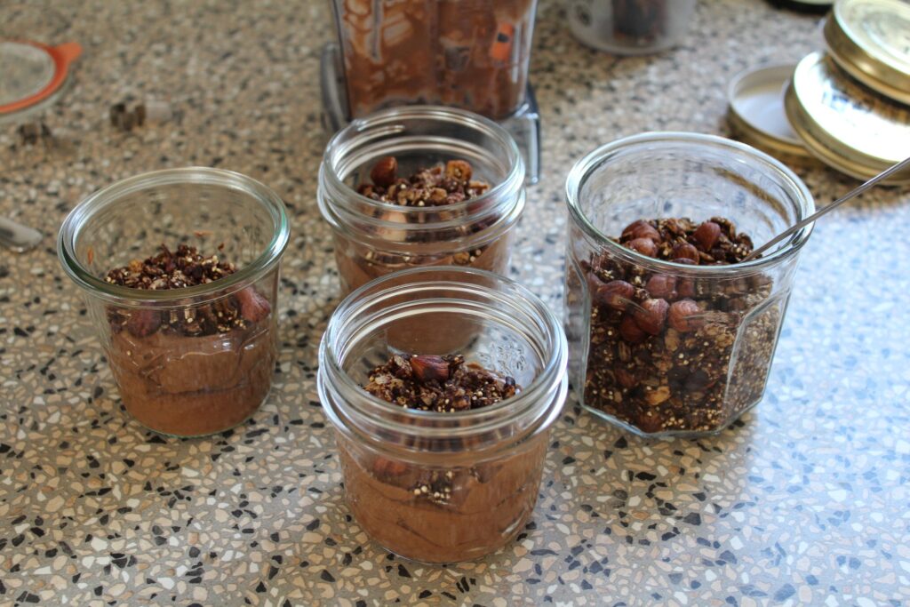 Vegansk chokoladedessert med mynte