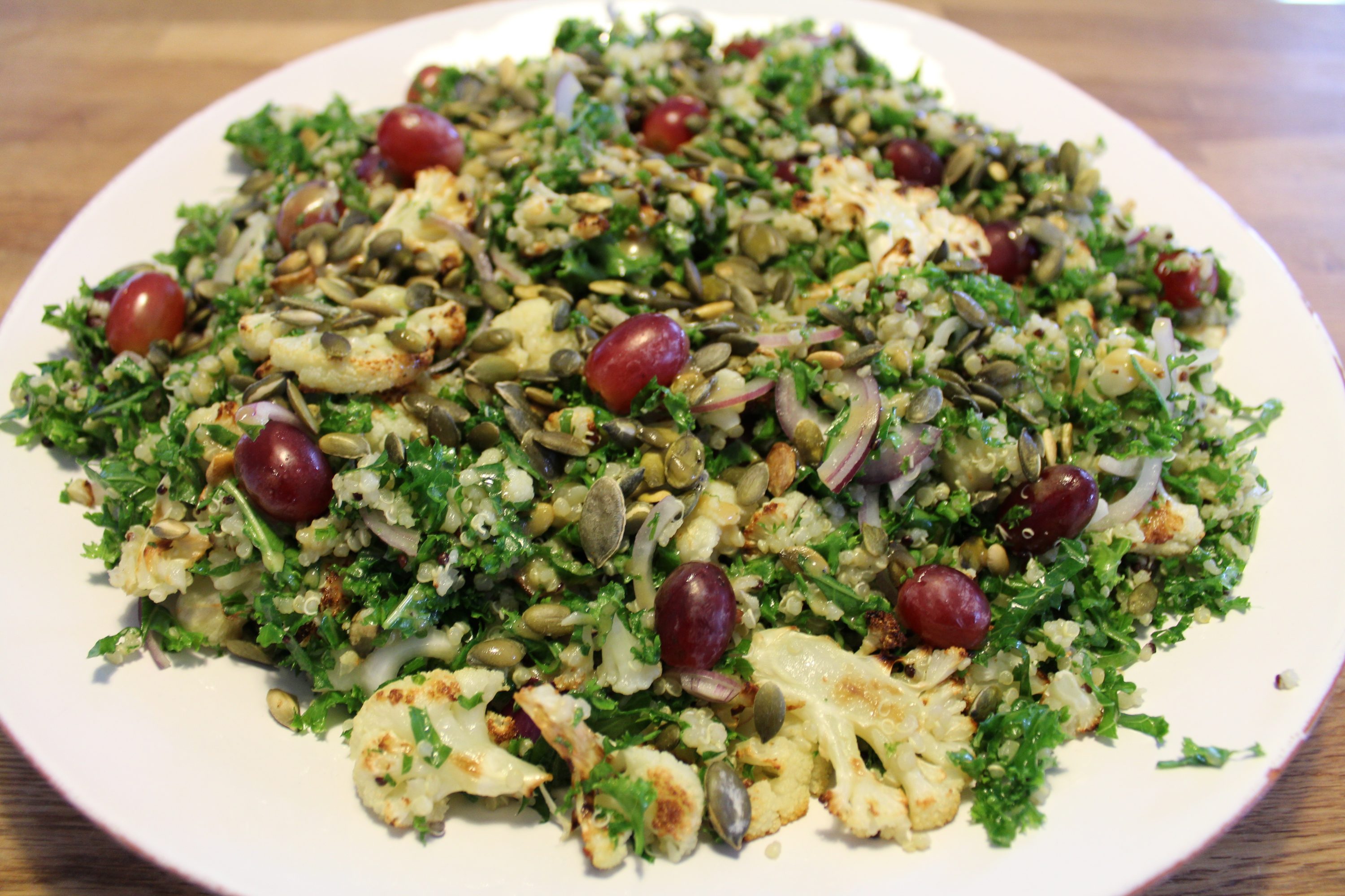 Salat med ristet blomkål, grønkål og quinoa