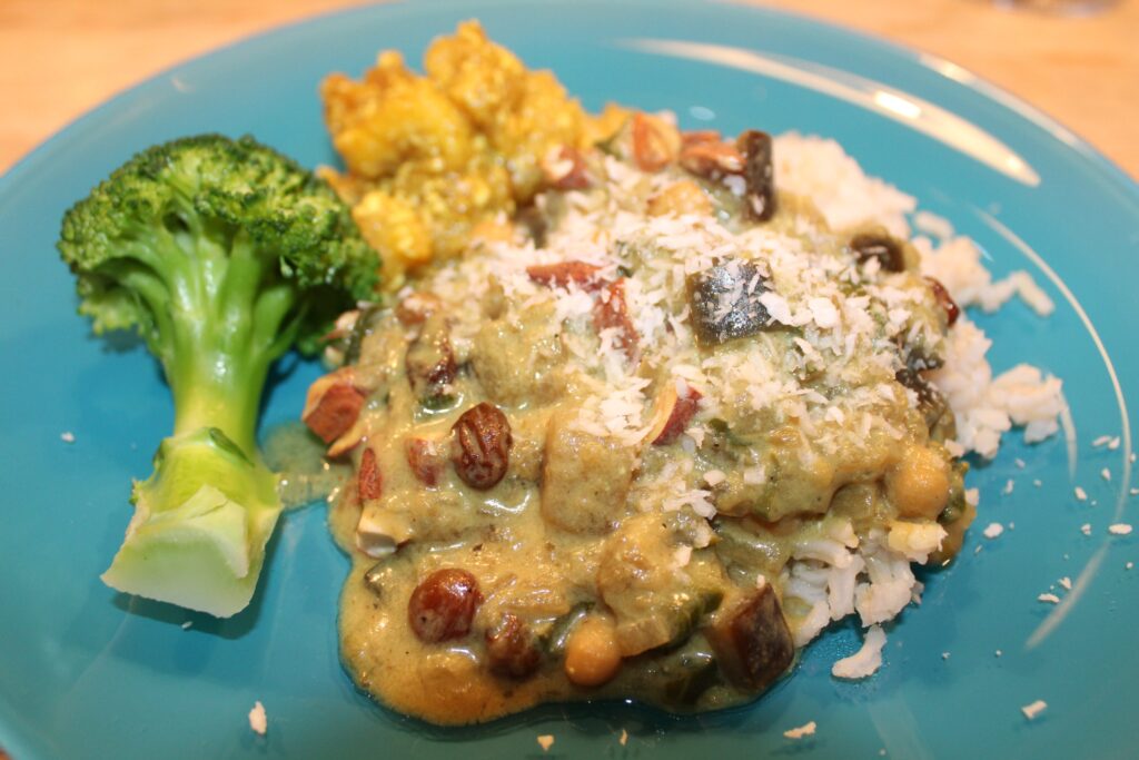 Indisk gryde med brune ris og broccoli