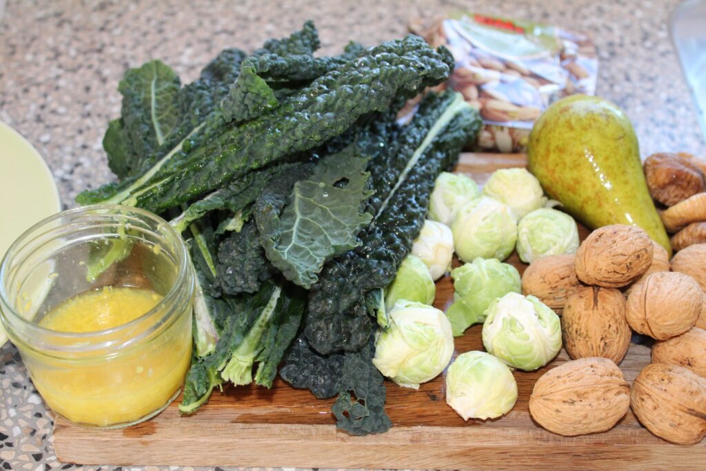 Salat med rosenkål, palmekål og pære