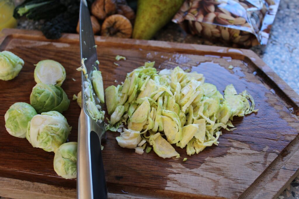 Salat med rosenkål, palmekål og pære