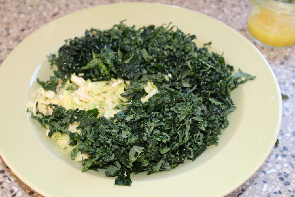 Salat med rosenkål, palmekål og pære