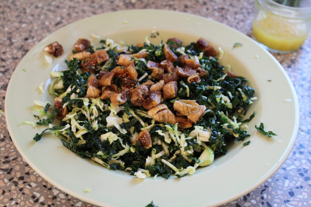 Salat med rosenkål, palmekål og pære