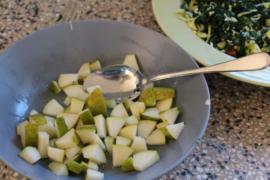 Salat med rosenkål, palmekål og pære