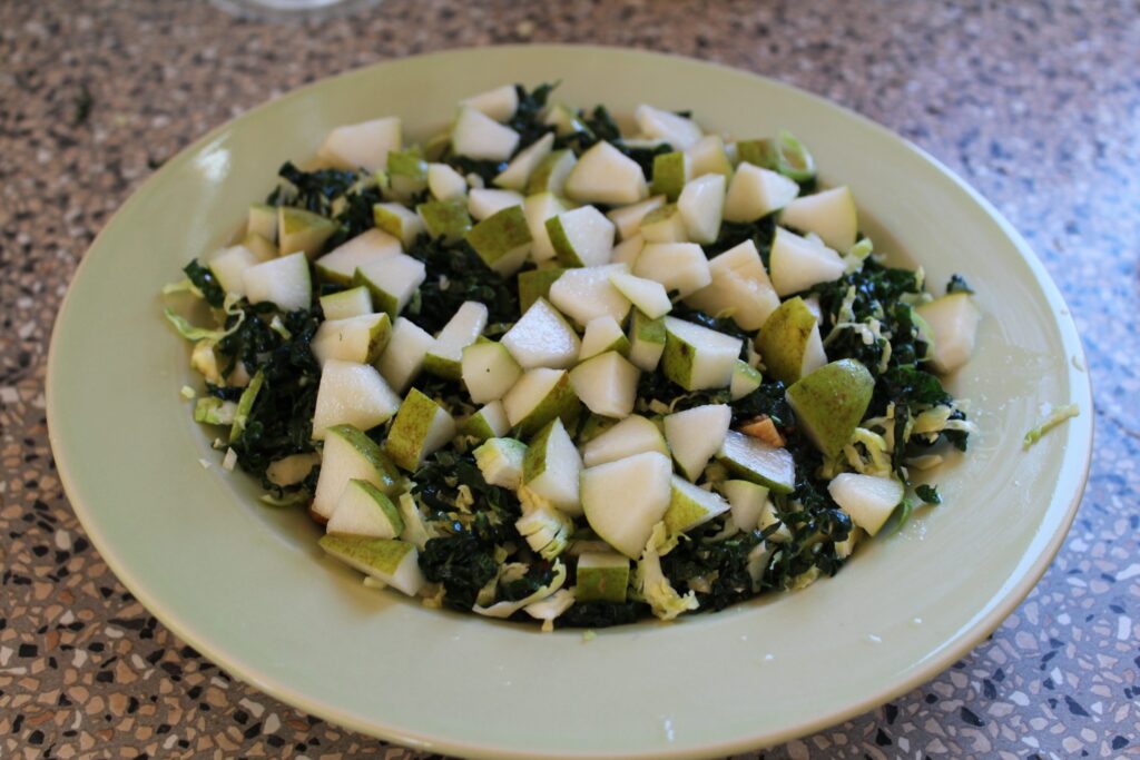 Salat med rosenkål, palmekål og pære