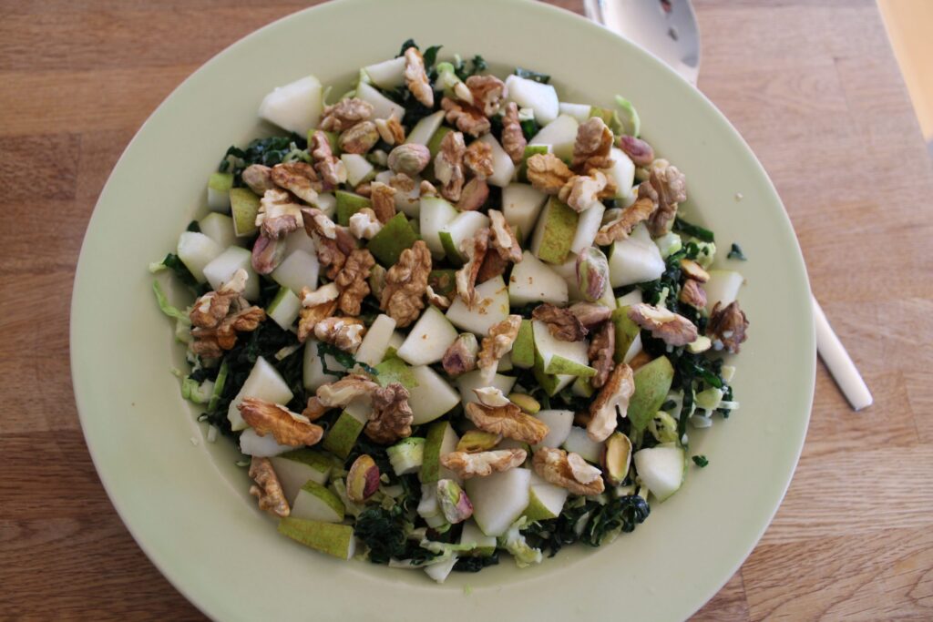 Salat med rosenkål, palmekål og pære