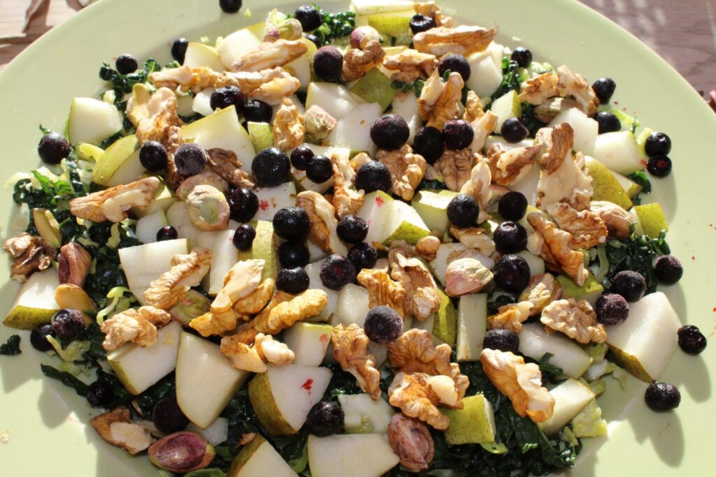 Salat med rosenkål, palmekål og pære