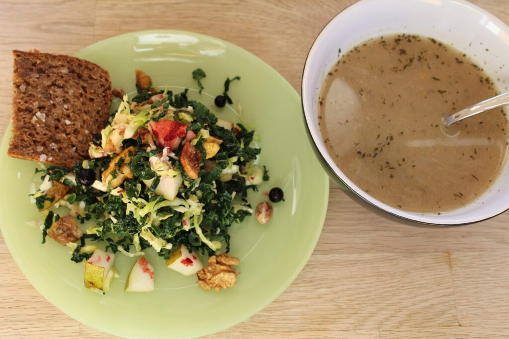 Salat med rosenkål, palmekål og pære