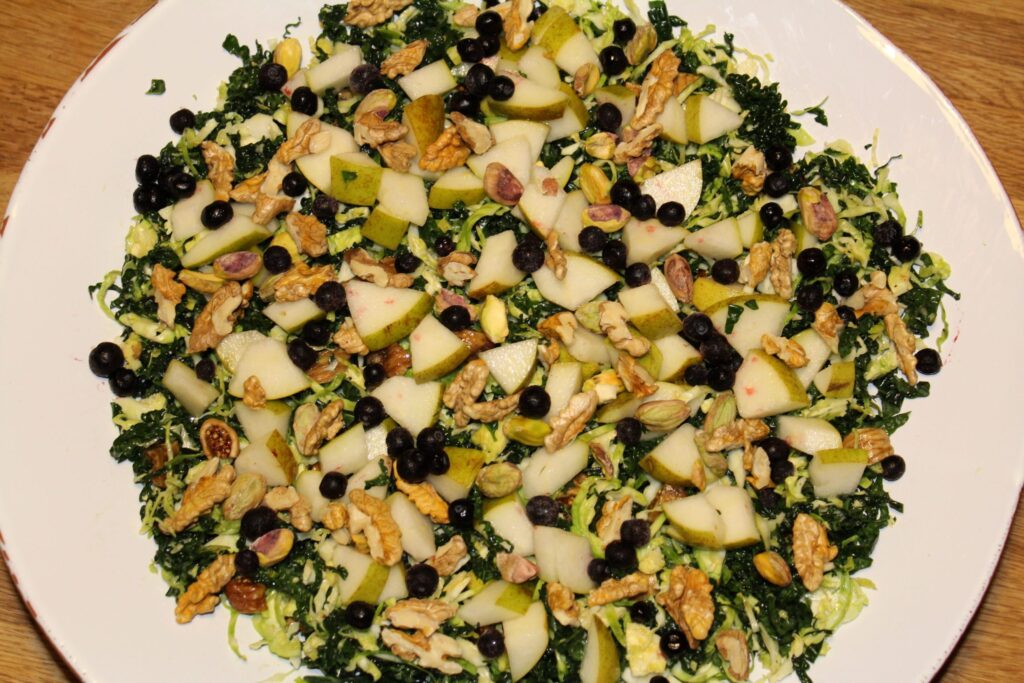 Salat med rosenkål, palmekål og pære